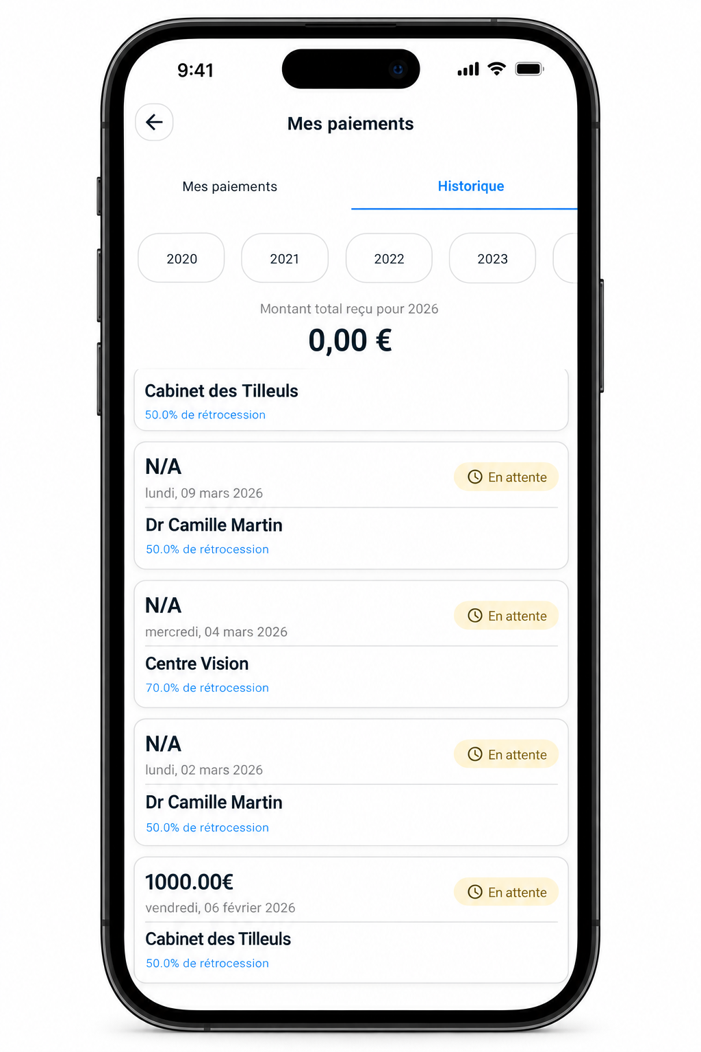 iPhone affichant Suivi des paiements et historique dans MedRempla, aperçu avec noms fictifs